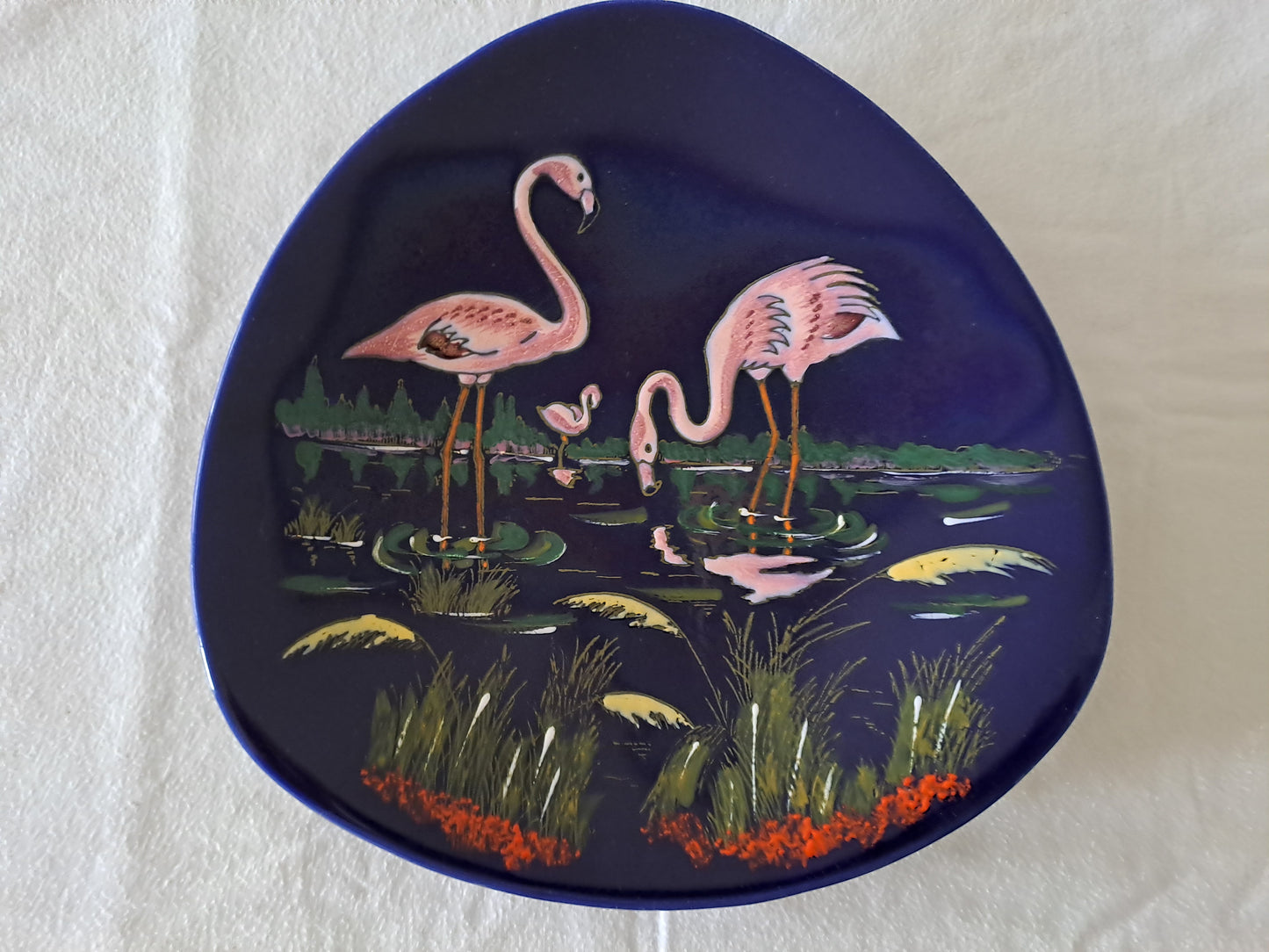 Assiette Murale Longwy Figurant Trois Flamands Roses. Grand Feu. Numéroté 3522