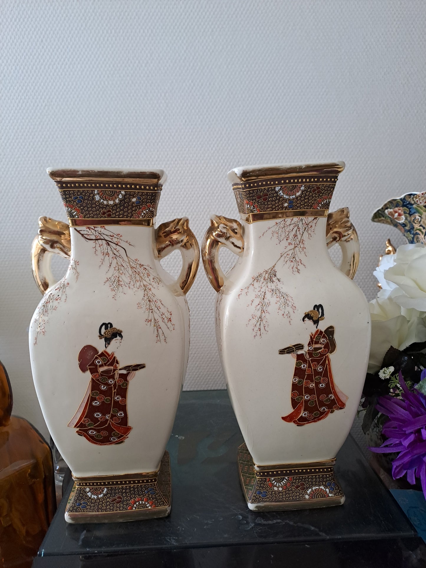 Paire de Vases En Porcelaine japonaise.