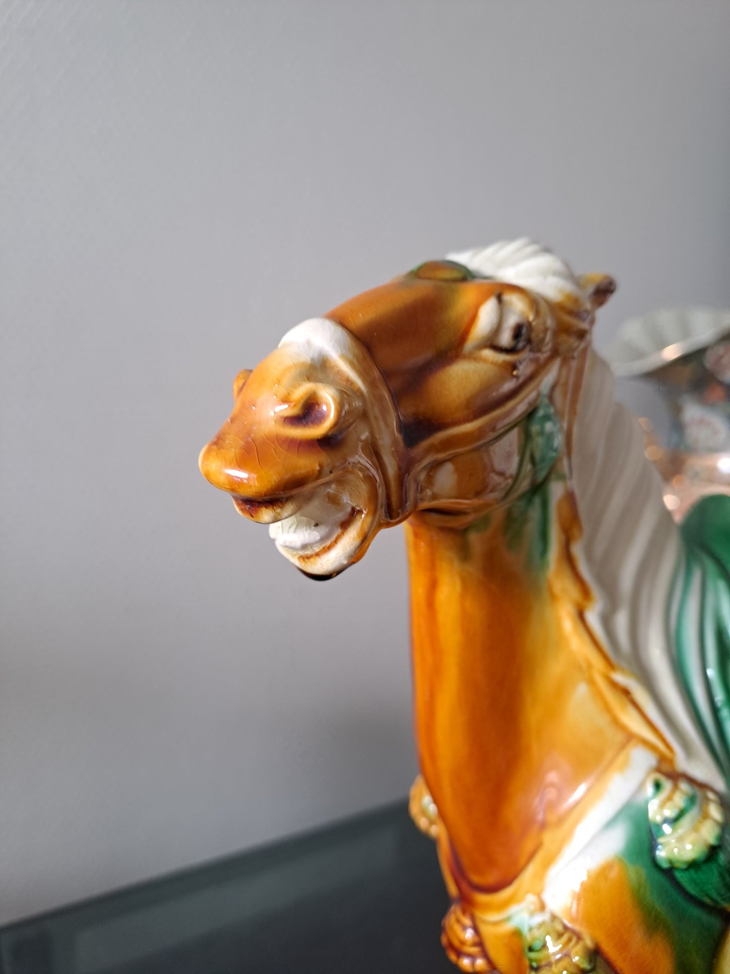 Sculpture représentant un cheval en Faïence Émaillée Polychrome. Chine. 28 cm x 29 cm. Dlg de Tang.