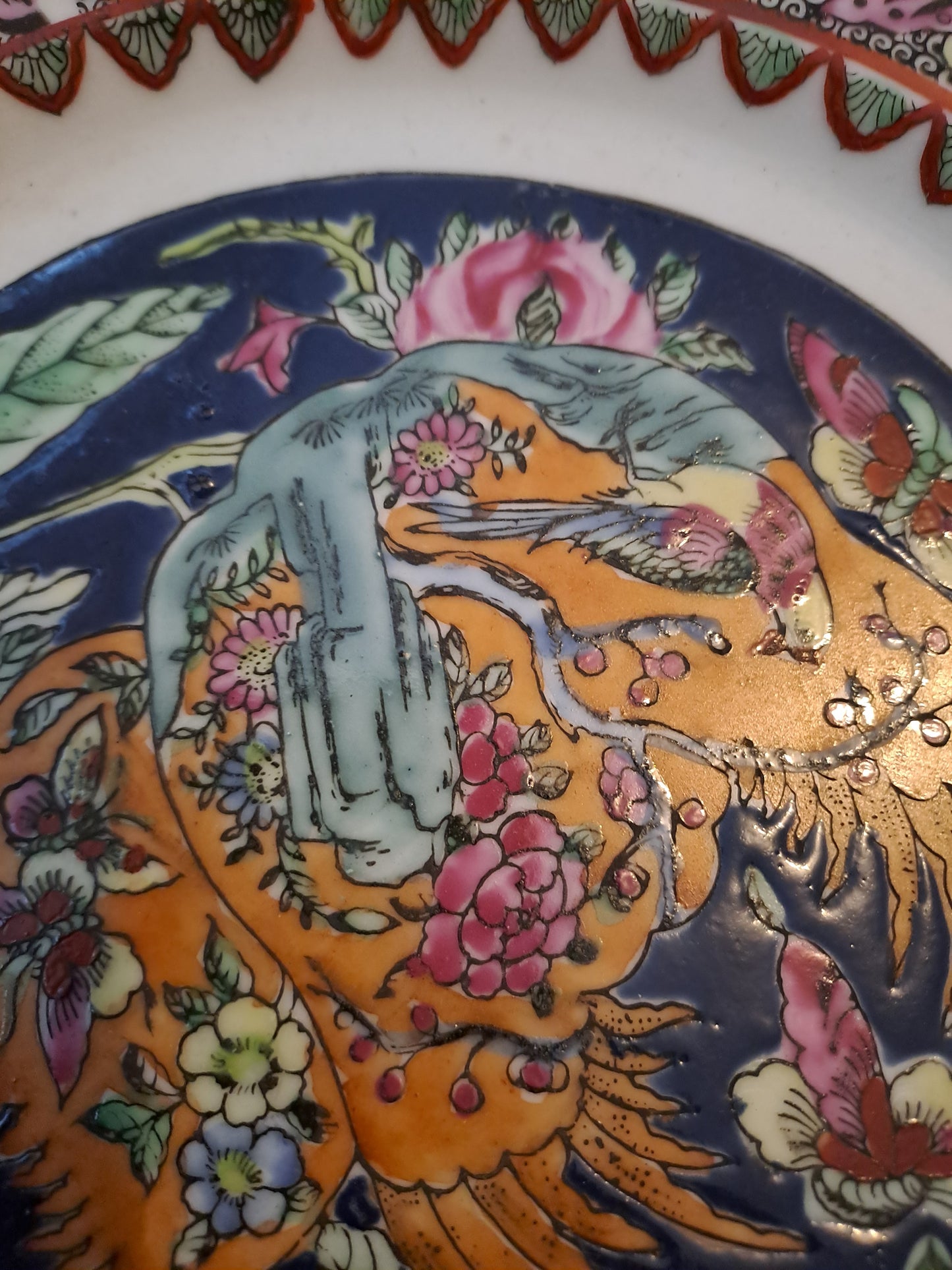 Assiette porcelaine Macau(?). Signature à identifier.