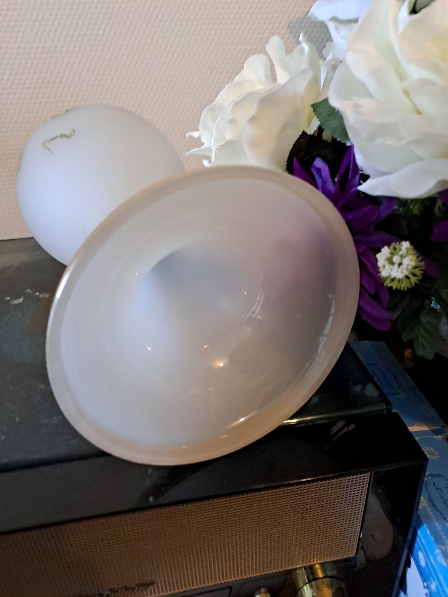 BACCARAT. Coupe sur pied. Fleurs de lys.
Opaline blanche avec liseret or.