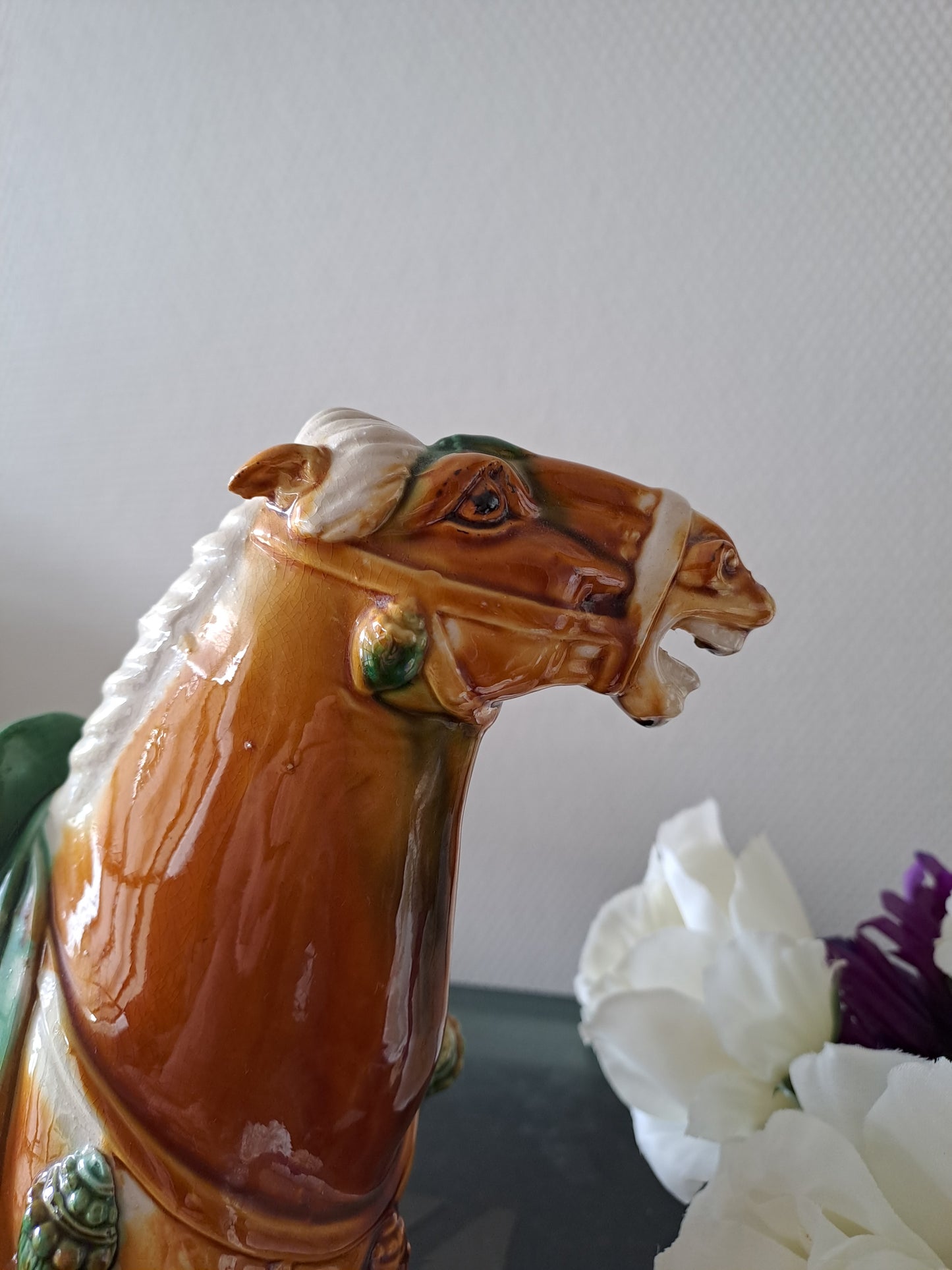 Sculpture représentant un cheval en Faïence Émaillée Polychrome. Chine. 28 cm x 29 cm. Dlg de Tang.