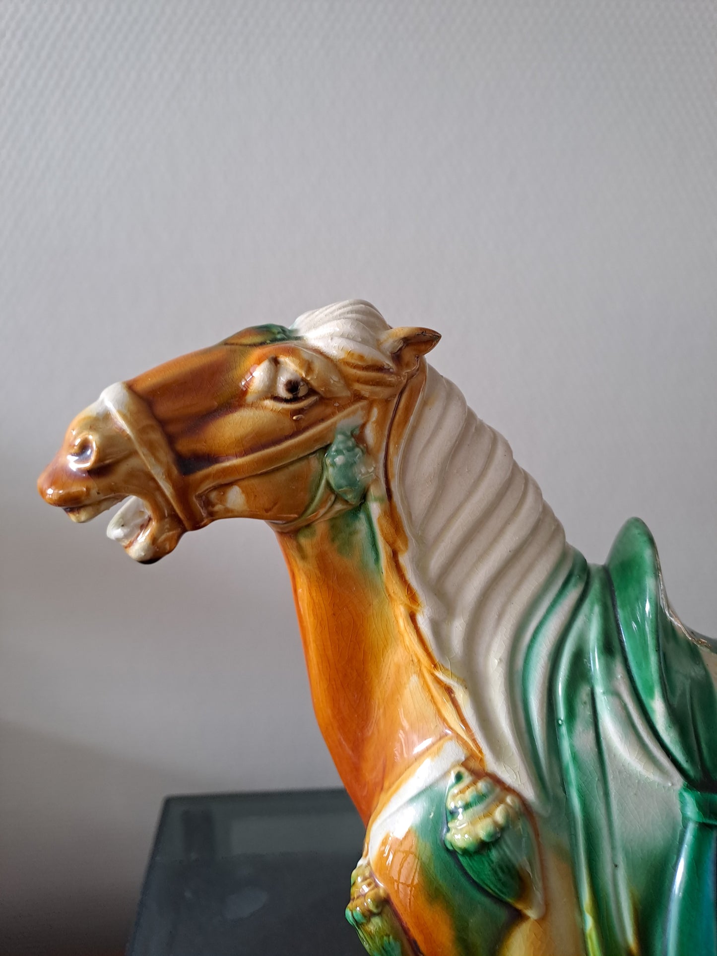 Sculpture représentant un cheval en Faïence Émaillée Polychrome. Chine. 28 cm x 29 cm. Dlg de Tang.