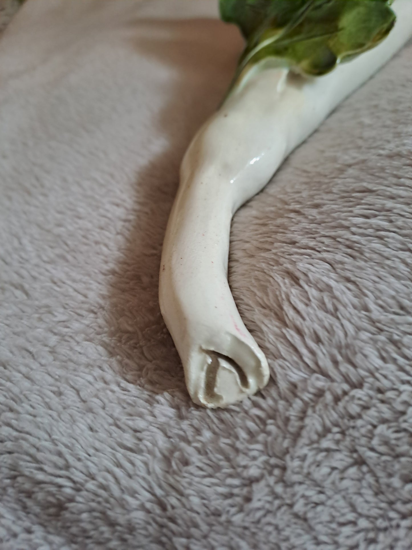 Bouquetiere représentant une fleur. Signé. 41 cm.