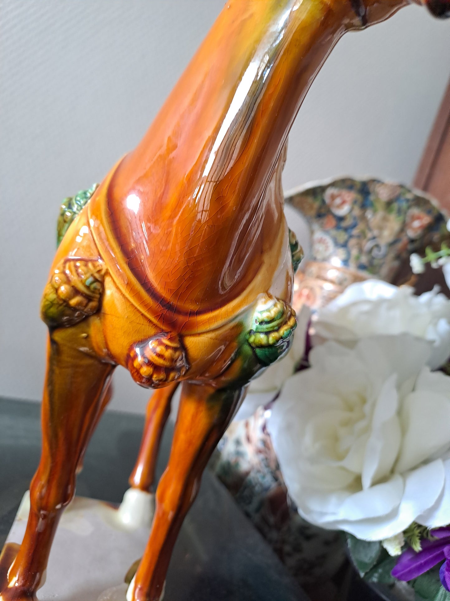 Sculpture représentant un cheval en Faïence Émaillée Polychrome. Chine. 28 cm x 29 cm. Dlg de Tang.