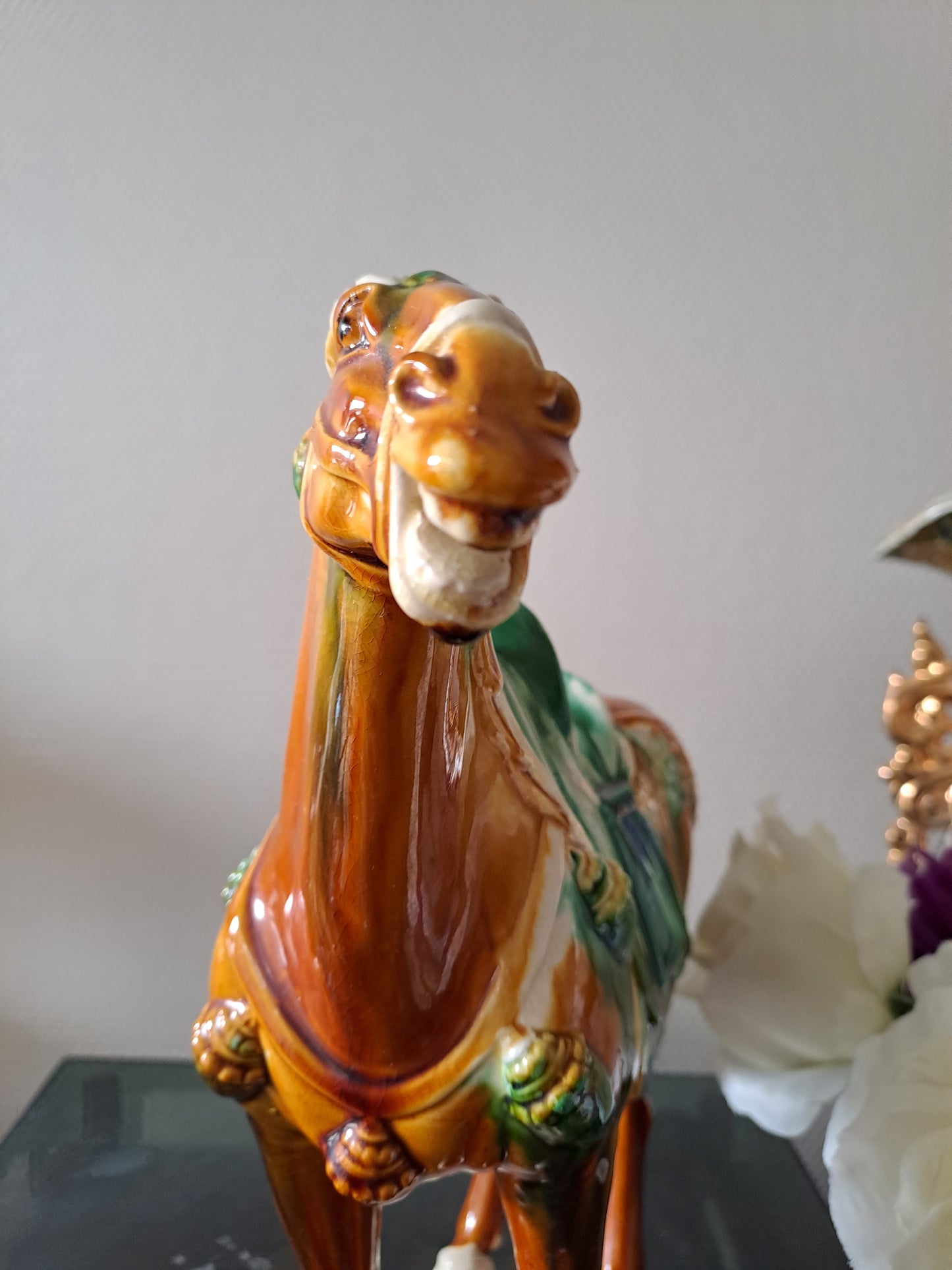 Sculpture représentant un cheval en Faïence Émaillée Polychrome. Chine. 28 cm x 29 cm. Dlg de Tang.