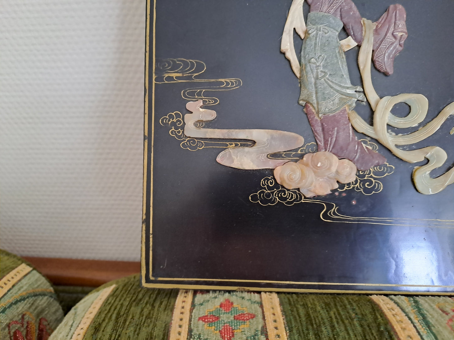Tableau En Laque Noir Avec Incrustations. Figurant Une Scène avec Geishas.