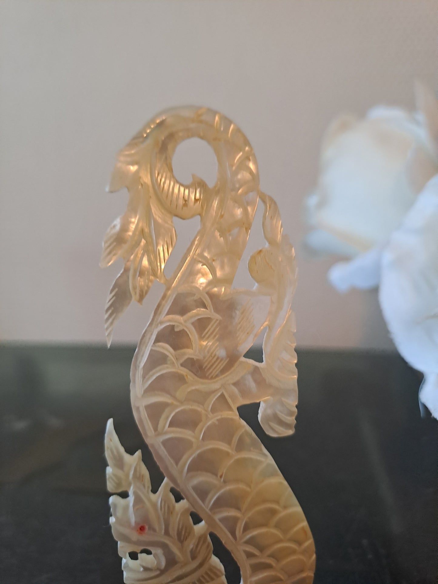 Nacre sculpture représentant un dragon. Myanmar ( Birmanie).