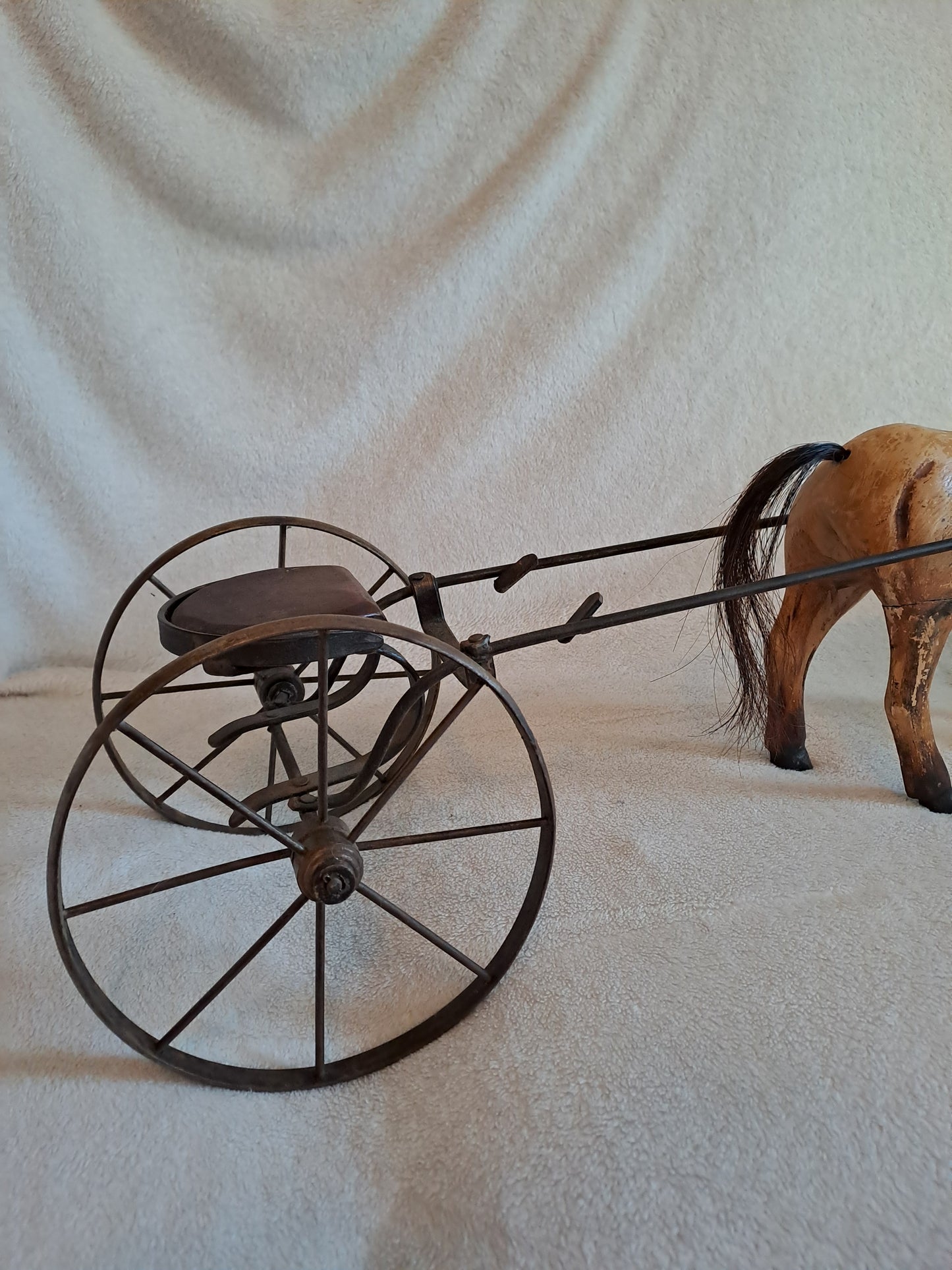 Caleche de course avec son cheval. Jouet vintage de collection.