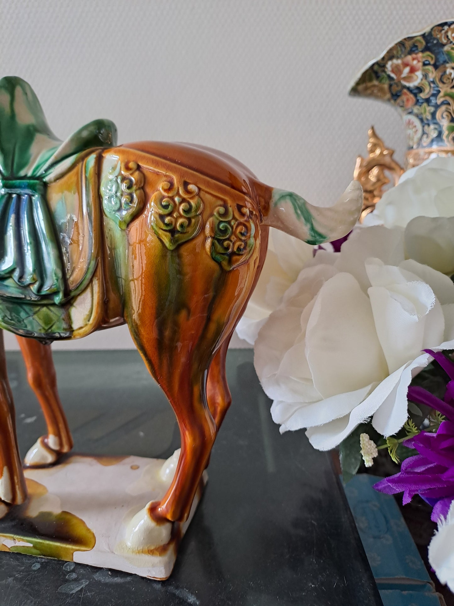 Sculpture représentant un cheval en Faïence Émaillée Polychrome. Chine. 28 cm x 29 cm. Dlg de Tang.