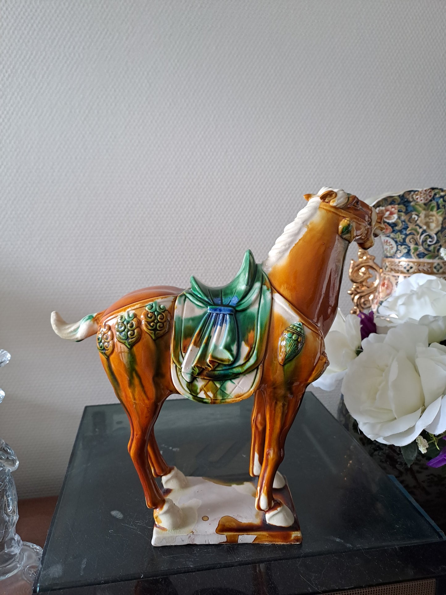 Sculpture représentant un cheval en Faïence Émaillée Polychrome. Chine. 28 cm x 29 cm. Dlg de Tang.