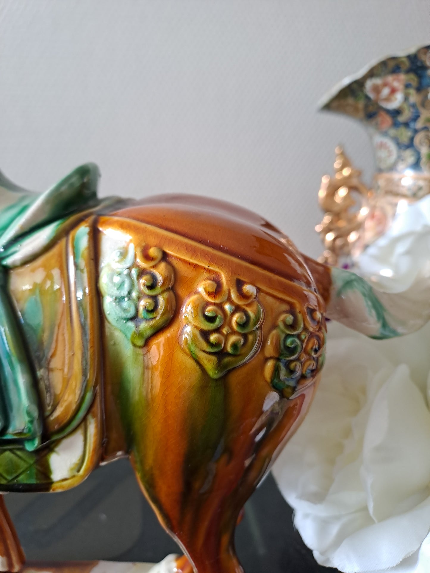 Sculpture représentant un cheval en Faïence Émaillée Polychrome. Chine. 28 cm x 29 cm. Dlg de Tang.
