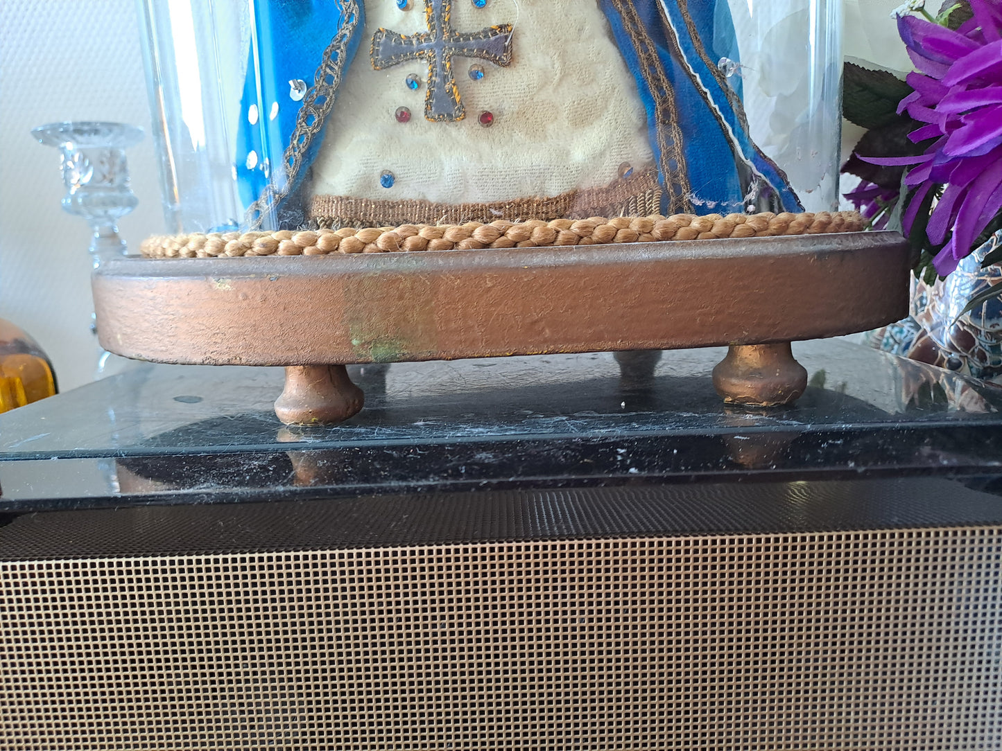 Vierge À L'Enfant Jésus en cire sous globe.