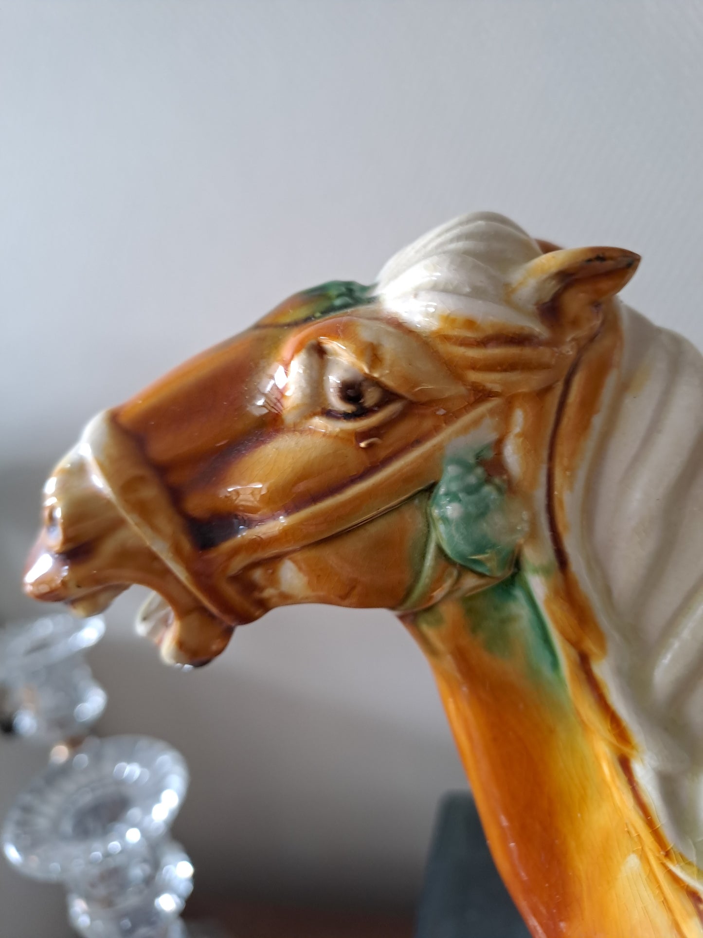 Sculpture représentant un cheval en Faïence Émaillée Polychrome. Chine. 28 cm x 29 cm. Dlg de Tang.