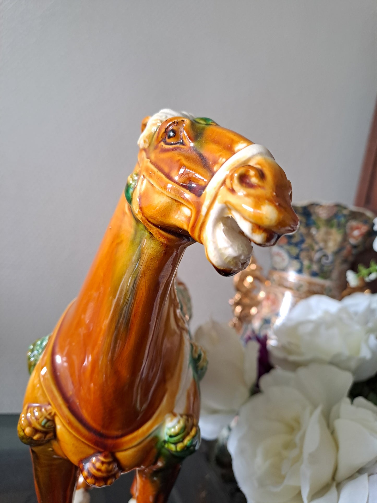 Sculpture représentant un cheval en Faïence Émaillée Polychrome. Chine. 28 cm x 29 cm. Dlg de Tang.