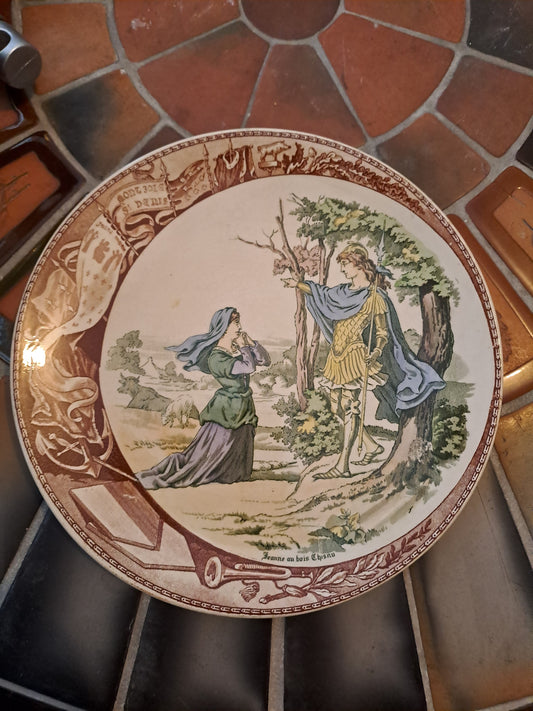 Assiette décorative. Sarreguemines. Jeanne d'arc au bois chesnu.