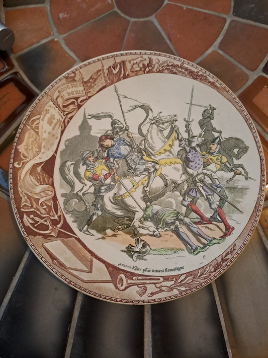 Assiette décorative.  Sarreguemines. Jeanne d'Arc Prise Devant Compiègne.