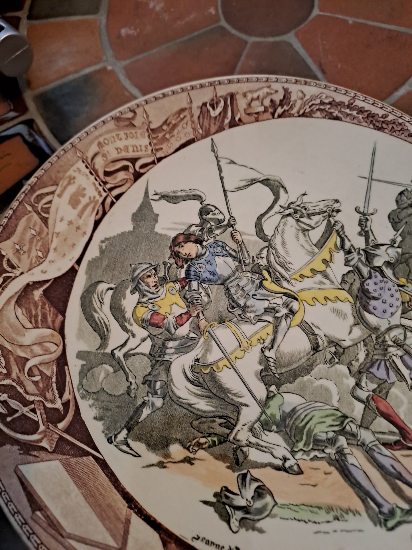 Assiette décorative.  Sarreguemines. Jeanne d'Arc Prise Devant Compiègne.