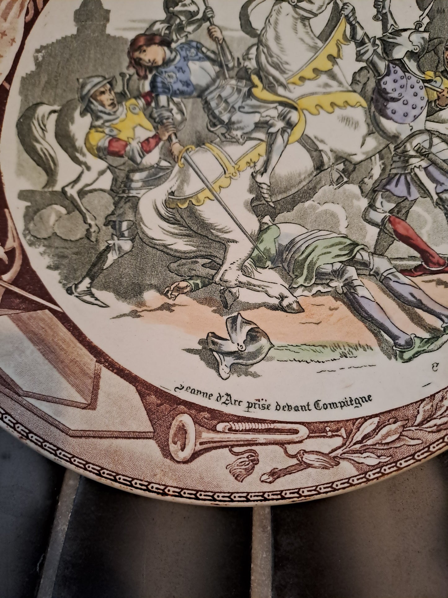 Assiette décorative.  Sarreguemines. Jeanne d'Arc Prise Devant Compiègne.