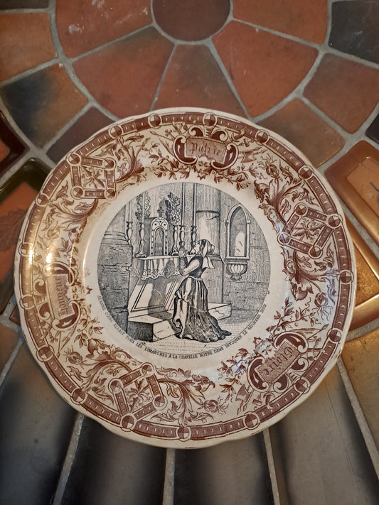 Assiette decorative. Sarreguemines. Jeanne d'arc Allait Tous Les Dimanches à La Chapelle Notre-dame........