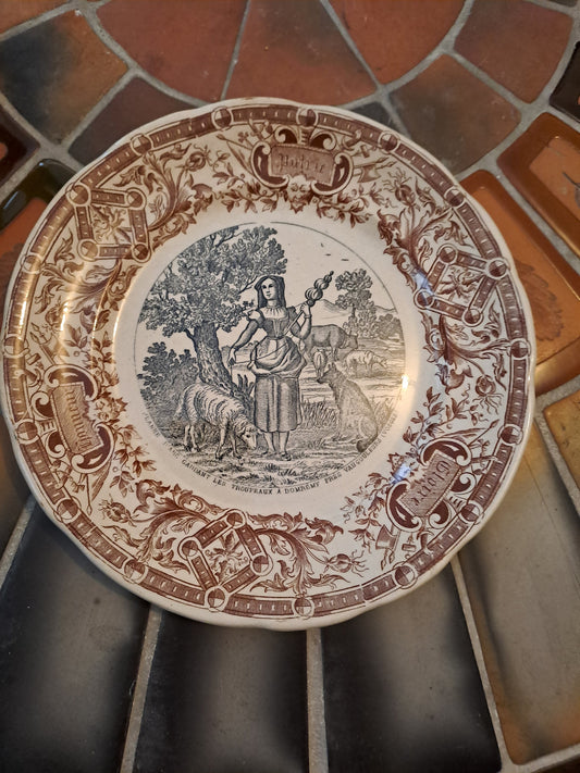 Assiette décorative. Jeanne d'arc. Sarreguemines Gardant Les Troupeaux À Doremy Près Vaucouleurs.