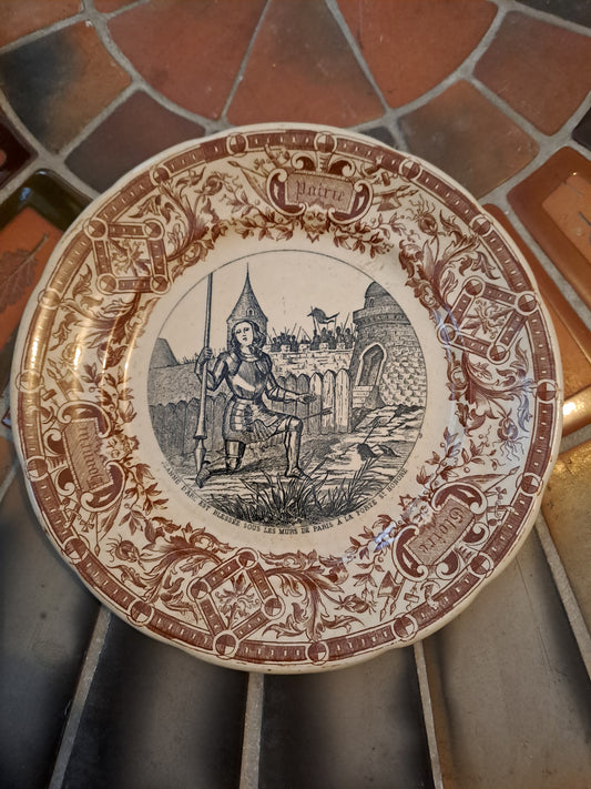 Assiette. Sarreguemines. Jeanne d'arc Est Blessée Sous Les Murs De Paris À la...