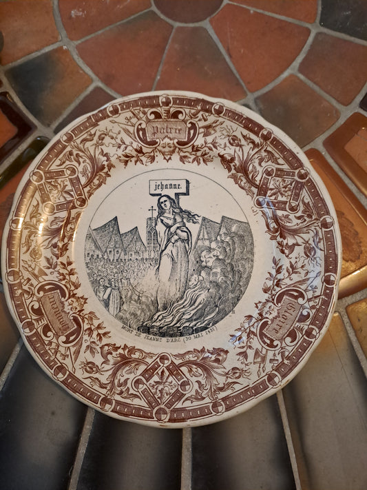 Assiette décorative. Sarreguemines. Mort de Jeanne D'arc ( 30 mai 1431).