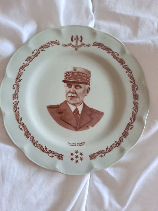 Assiette représentant Philippe Pétain en Porcelaine. Limoges France.