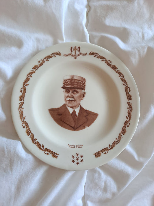 Assiette décorative représentant Philippe Pétain. Porcelaine Limoges France.