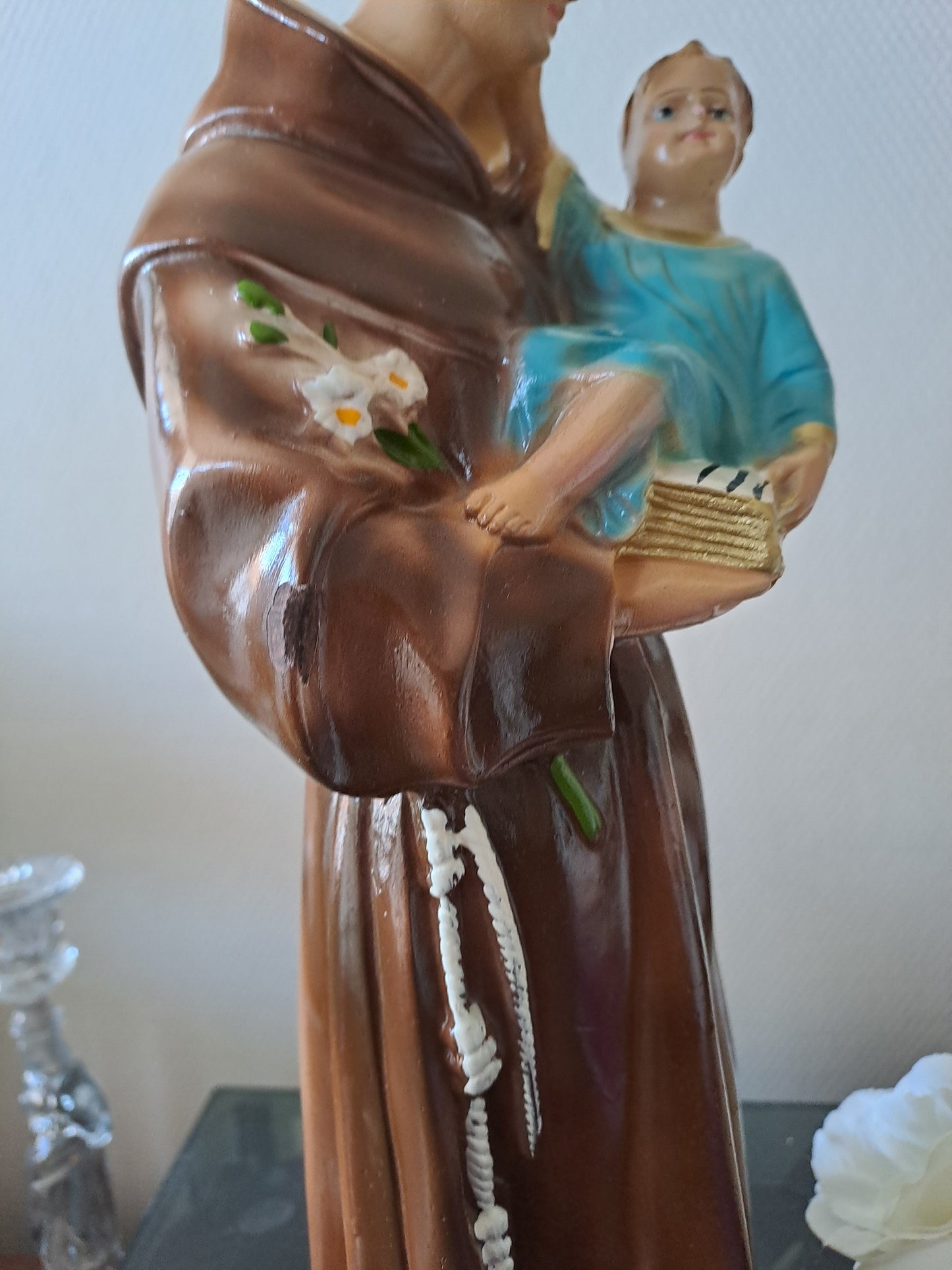 Statue Saint Antoine de Padoue signé en céramique. 41 cm.