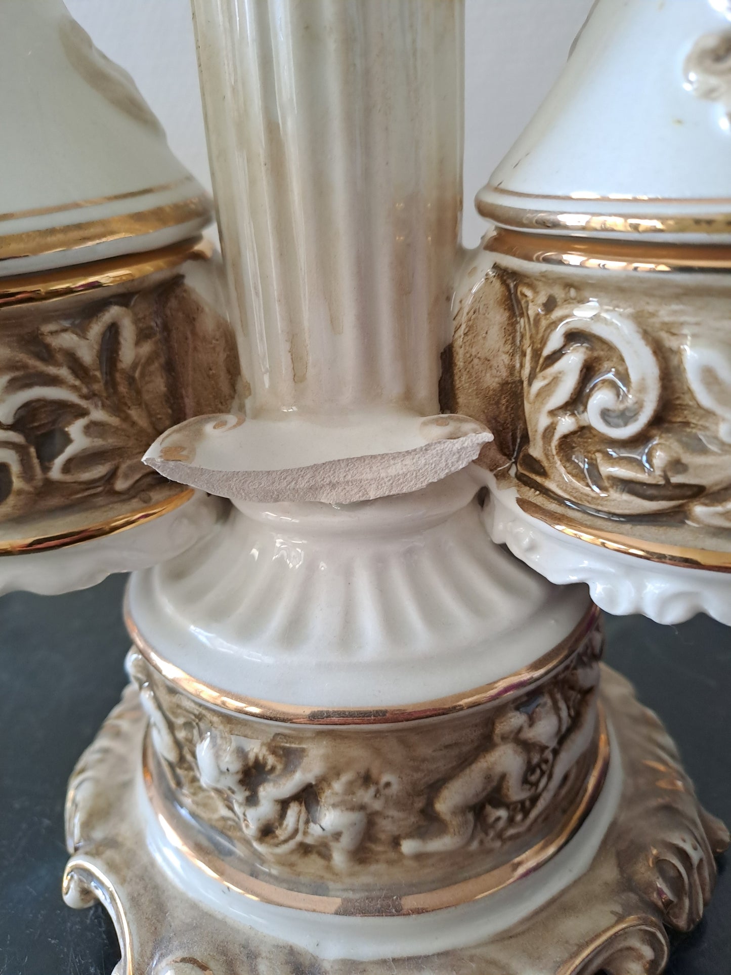 Serviteur de table. Capodimonte. Italy. Salerons. Vinaigrier et huilier.