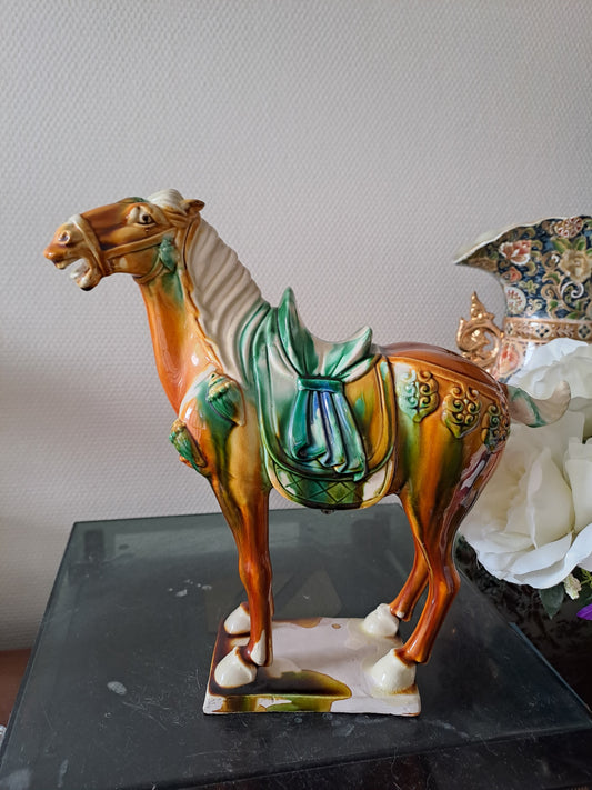 Sculpture représentant un cheval en Faïence Émaillée Polychrome. Chine. 28 cm x 29 cm. Dlg de Tang.