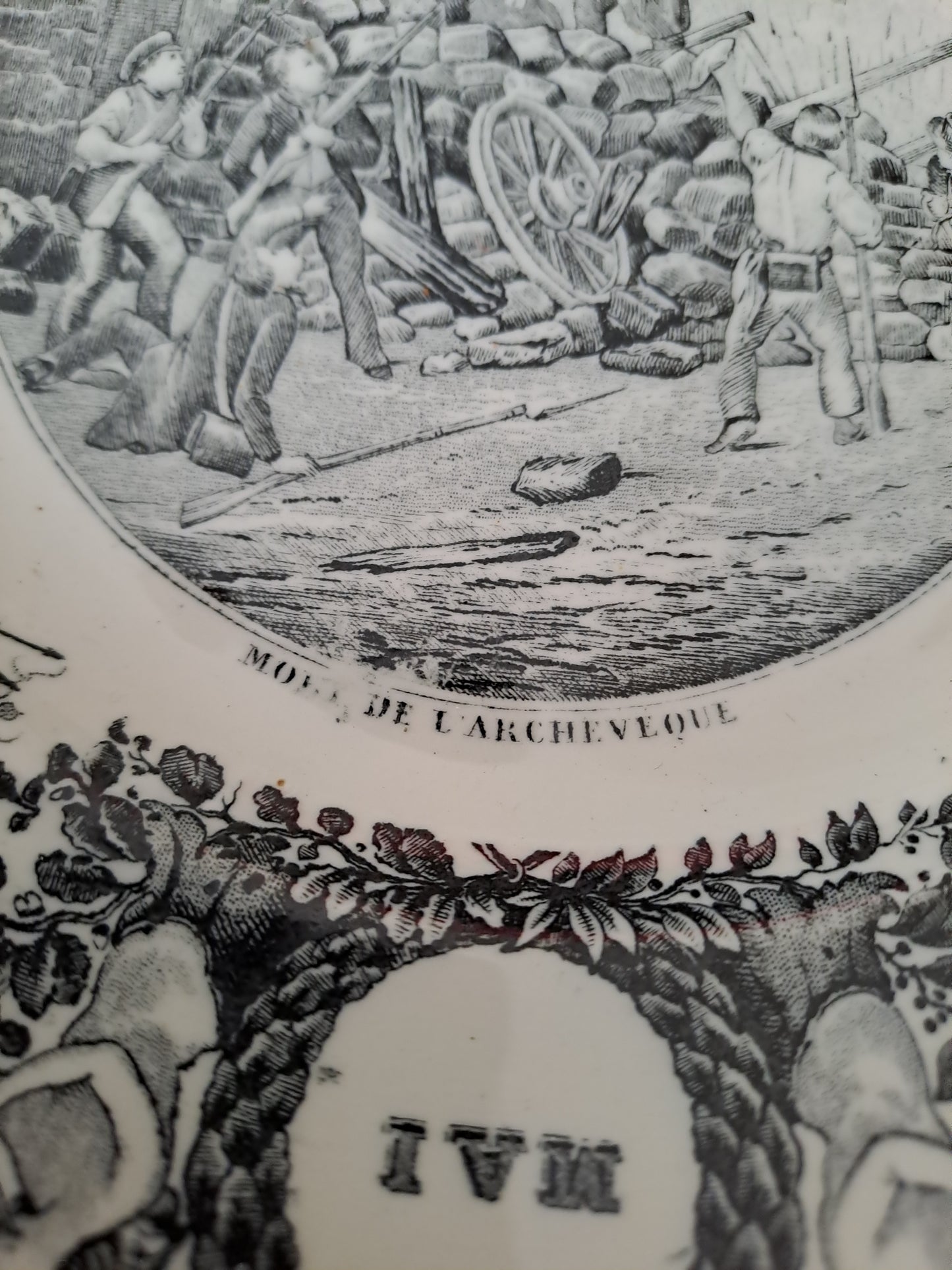 Assiette décorative représentant la mort de l'archevêque.