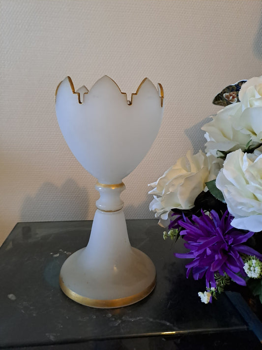 BACCARAT. Coupe sur pied. Fleurs de lys. 
Opaline blanche avec liseret or.