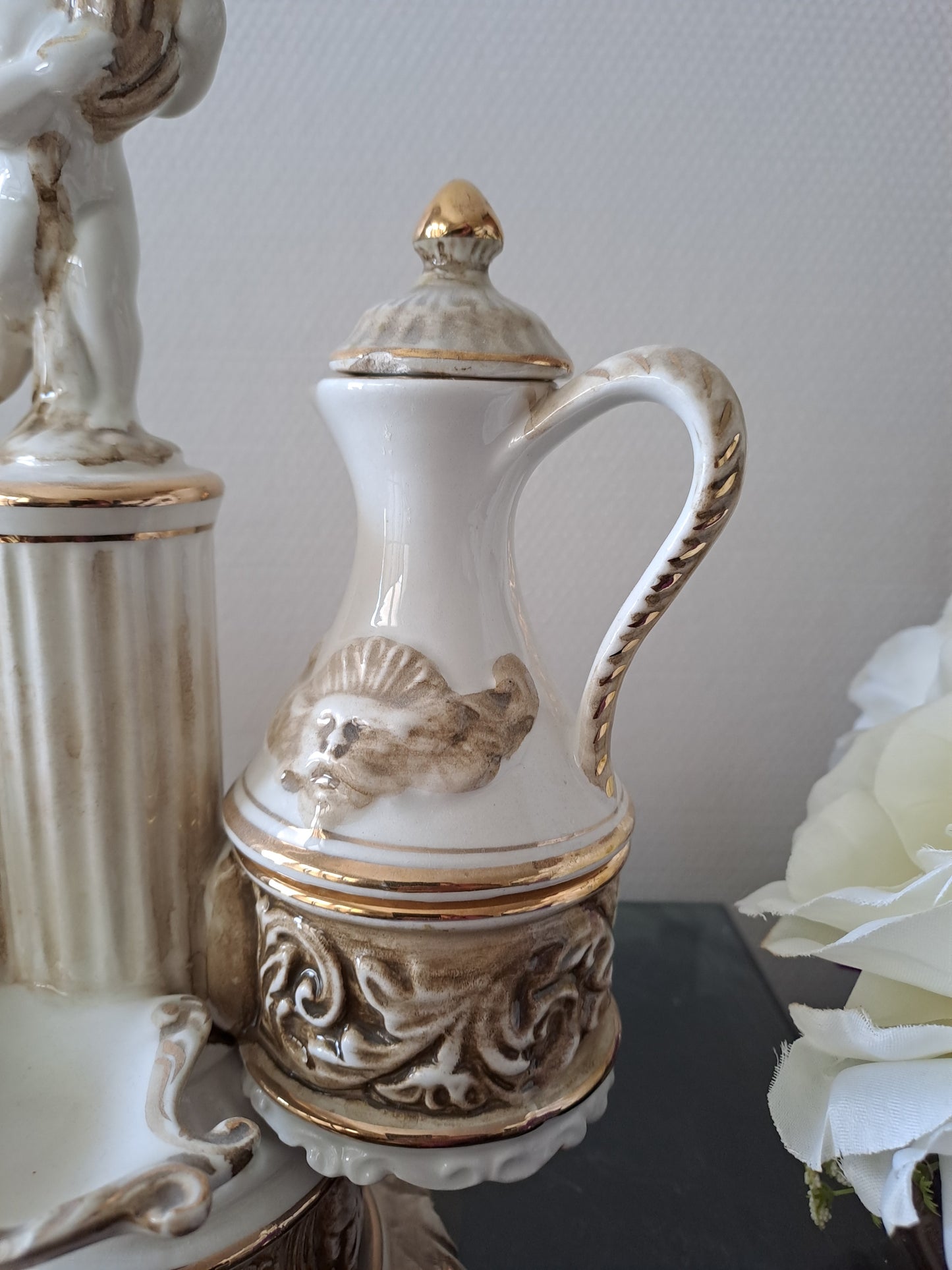 Serviteur de table. Capodimonte. Italy. Salerons. Vinaigrier et huilier.