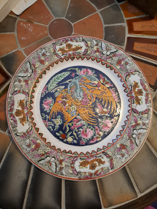 Assiette porcelaine Macau(?). Signature à identifier.