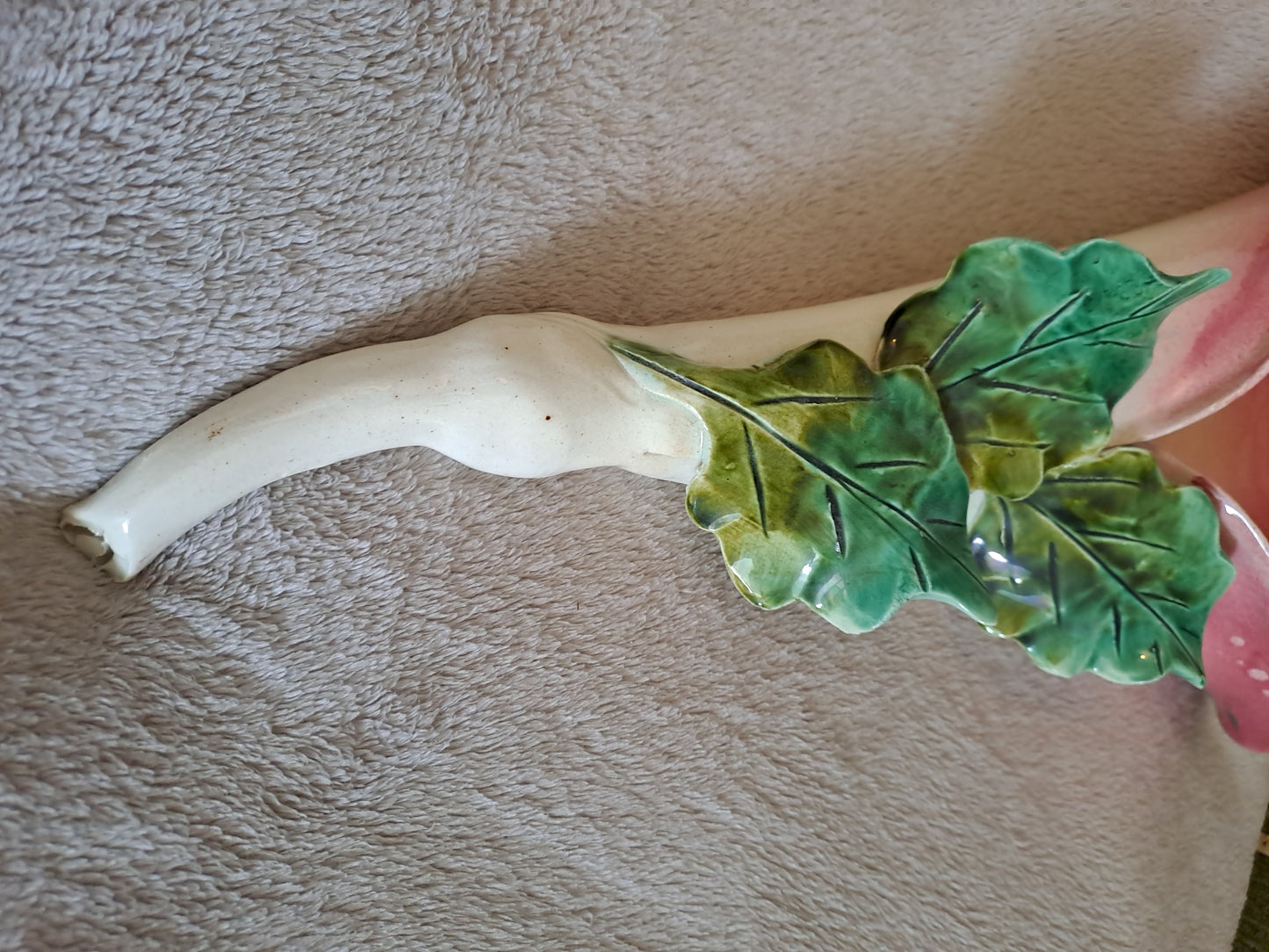 Bouquetiere représentant une fleur. Signé. 41 cm.