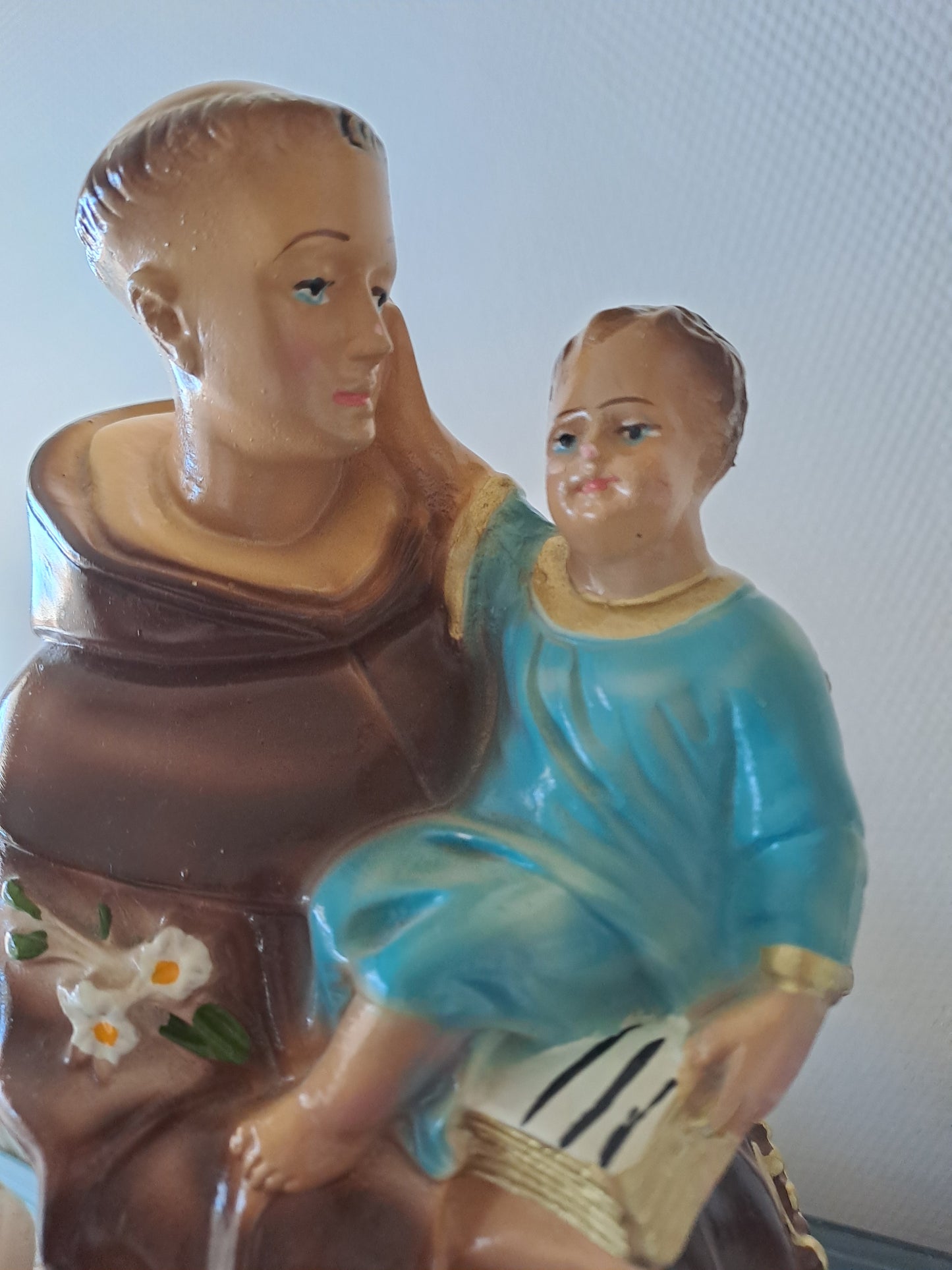 Statue Saint Antoine de Padoue signé en céramique. 41 cm.