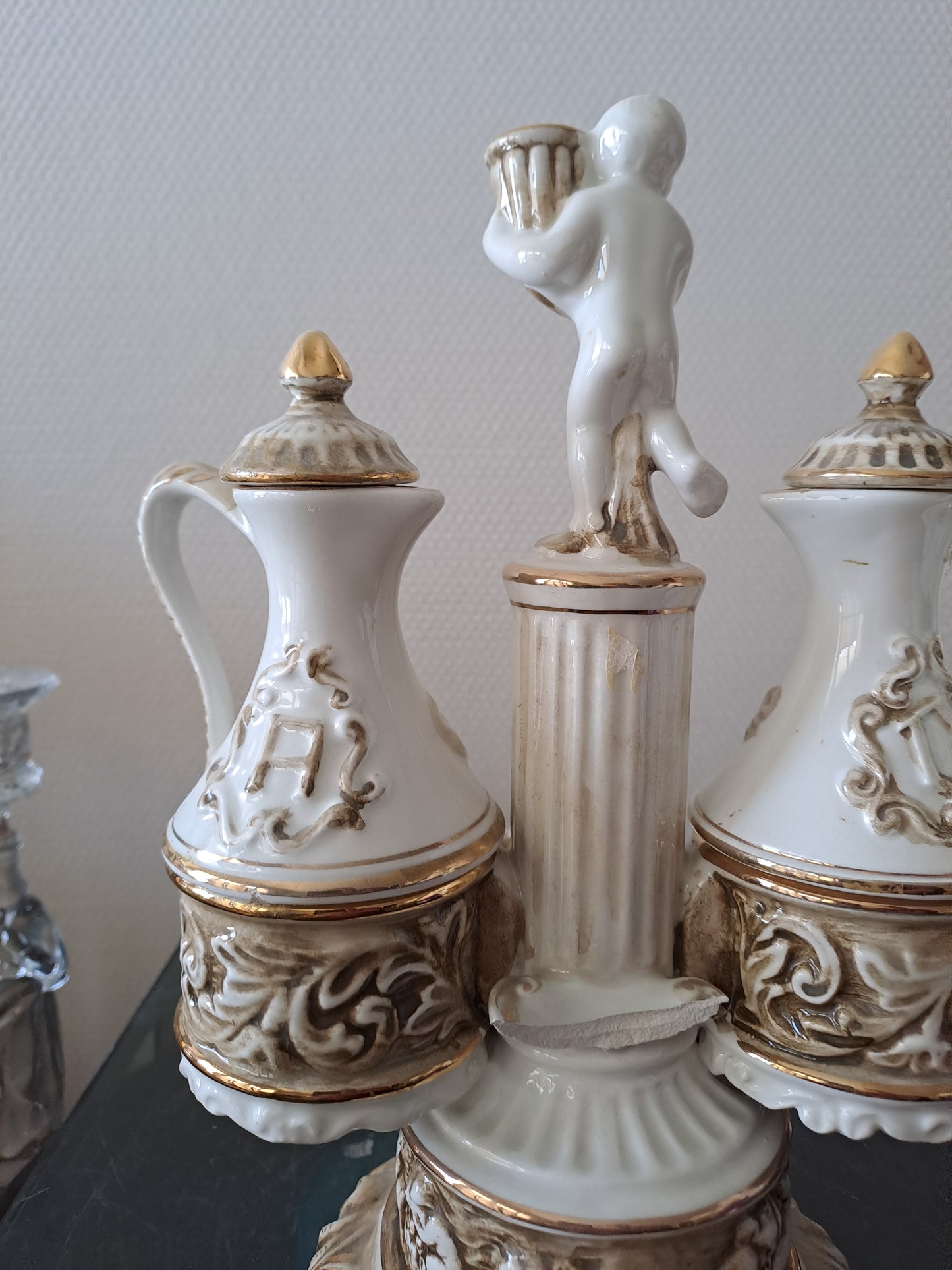 Serviteur de table. Capodimonte. Italy. Salerons. Vinaigrier et huilier.