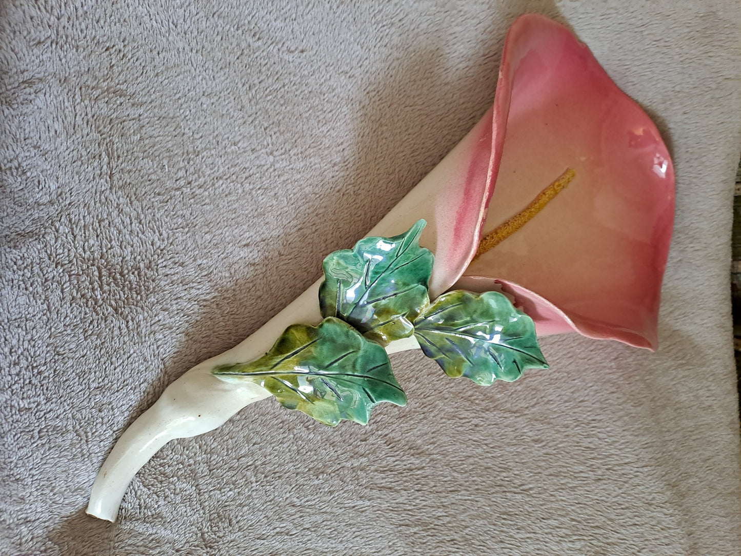Bouquetiere représentant une fleur. Signé. 41 cm.