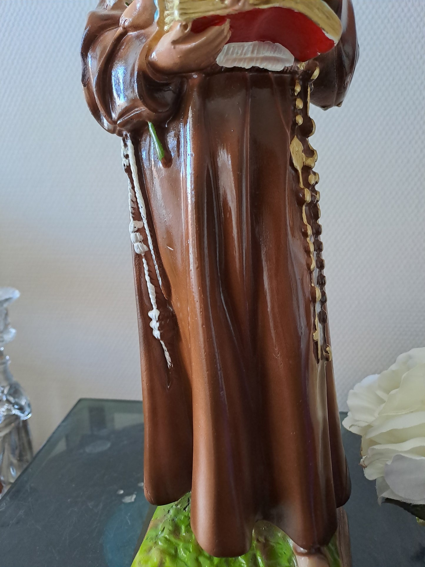 Statue Saint Antoine de Padoue signé en céramique. 41 cm.